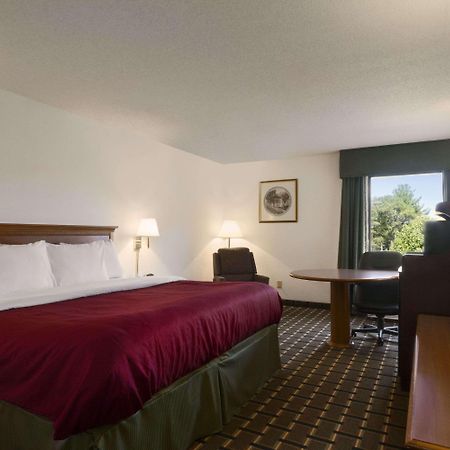 Baymont By Wyndham Crossville Bagian luar foto