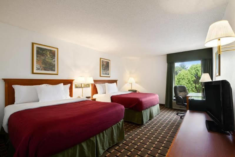 Baymont By Wyndham Crossville Bagian luar foto